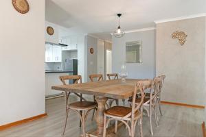 Η κουζίνα ή μικρή κουζίνα στο West Beach Escape #Entire house with pool