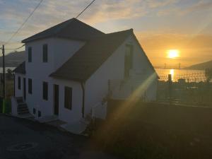 雷东德拉Casa Cuartel的白色房子,背面有日落