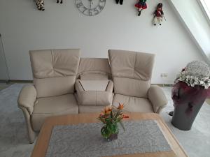 sala de estar con sofá y mesa en Ferienwohnung Kück, en Schulenberg im Oberharz