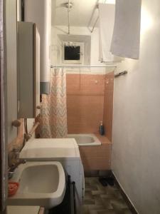 a small bathroom with a sink and a tub at Appartement Paris près de Gare de Lyon in Paris