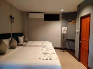 拜縣的住宿－梅迪奧德湃酒店，酒店客房,配有两张带毛巾的床
