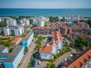 eine Luftansicht einer Stadt mit Gebäuden und dem Meer in der Unterkunft Strandruh Apartments in Binz