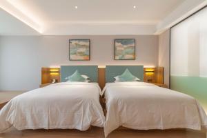 Letto o letti in una camera di SSAW Boutique Hotel Zhijiang