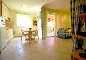 Kuchyň nebo kuchyňský kout v ubytování Apartment Ruby by EL-PI Tours