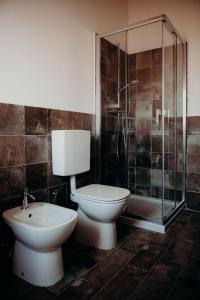 a bathroom with a toilet and a shower at Azienda Agricola Saint Hubert in Cantalupo Ligure +42 photos