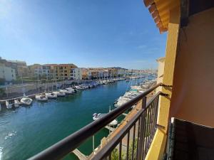 - un balcon avec vue sur une rivière avec des bateaux dans l'établissement CAP'NOMAD Studio Côté Mer - balcon - piscine - parking, au Cap d'Agde
