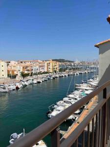 un groupe de bateaux amarrés dans un port de plaisance dans l'établissement CAP'NOMAD Studio Côté Mer - balcon - piscine - parking, au Cap d'Agde