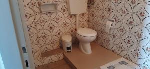 La salle de bains est pourvue de toilettes et d'un mur. dans l'établissement Myrto, à Tyros