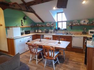 cocina con mesa y sillas en una habitación en Moira Barn At Berwickhall, en Moira