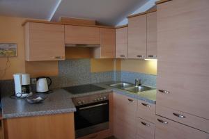 A kitchen or kitchenette at Kurz, Appartement