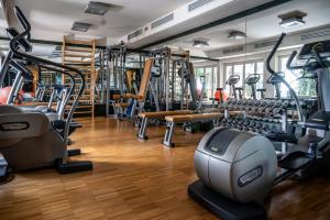 un gimnasio con cintas de correr y máquinas elípticas en Hotel Helvetia Thermal Spa, en Porretta Terme