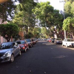 una fila de autos estacionados al lado de una calle en Department, Studio Type Excellent Location, en Ciudad de México