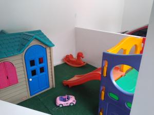 a play room with a toy house and a toy car at Chalés Bielle de Ubatuba in Ubatuba