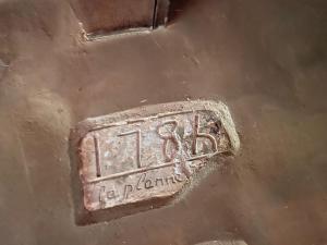 ein Metallobjekt mit der Nummer drauf in der Unterkunft Cottage les forières in Saint-Honoré