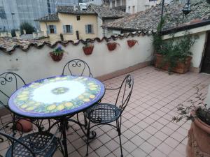 a table and chairs sitting on a patio at Dimora Giosafatti in Ascoli Piceno
