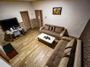 TV a/nebo společenská místnost v ubytování Balcony Hotel
