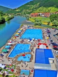 una vista aérea de un grupo de piscinas en un río en Central Аpartment Foca - with garage en Foča