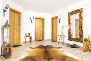 een woonkamer met een groot tapijt op de vloer bij Apartments Mooshof in Neustift im Stubaital