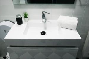 lavandino bianco in bagno con servizi igienici di Oleiros Rooms City Center a Coimbra