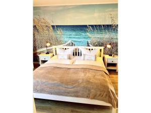 een slaapkamer met een bed en uitzicht op de oceaan bij Ferienbungalow Lange in Sellin