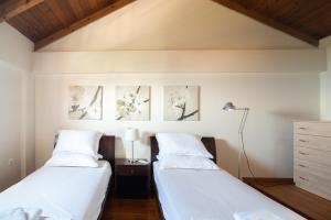 Postel nebo postele na pokoji v ubytování Dialiskari Villas + 37 fotografií