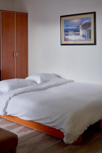 מיטה או מיטות בחדר ב-Orange