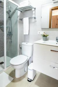 勞羅塔瓦的住宿－Estancia Anastasia，白色的浴室设有卫生间和淋浴。