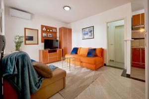 Μια τηλεόραση ή/και κέντρο ψυχαγωγίας στο Orange