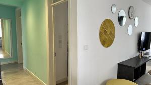 una habitación con un pasillo con relojes en la pared en Les Cerisiers-Beach Apartment with Pool, Centrally Located in Flic-en-Flac, en Flic en Flac