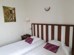 Cama ou camas em um quarto em Hôtel De France