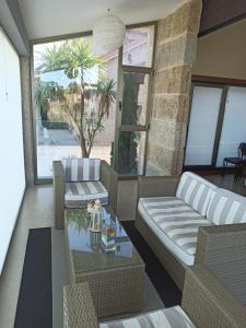 un soggiorno con divano e tavolo di Casa Rouxique a Sanxenxo