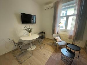Televízia a/alebo spoločenská miestnosť v ubytovaní At Home - City Center Zagreb