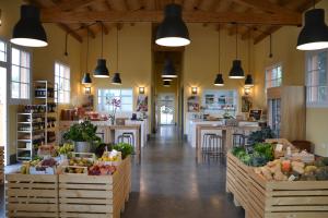 una tienda de comestibles con frutas y verduras a la vista en Bioagriturismo il cerreto, en Pomarance