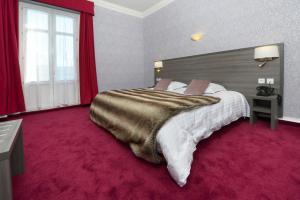 Cama ou camas em um quarto em Hôtel De France
