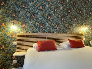 Tempat tidur dalam kamar di Hôtel des Dunes Noirmoutier