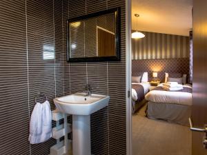 a bathroom with a sink and a bedroom with a bed at Beech - Ukc4530 in Darsham