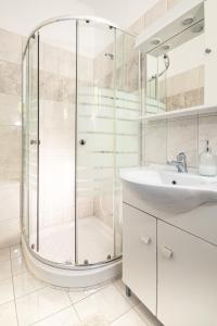 een badkamer met een douche en een wastafel bij Salora Studio-Apartments in Archangelos