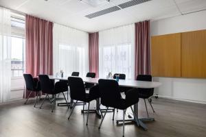 una sala de conferencias con mesa y sillas en Best Western Hotel Trollhattan, en Trollhättan