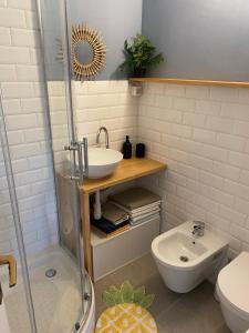 een badkamer met een wastafel, een toilet en een douche bij Mrežnica - Zelena oaza I in Generalski Stol
