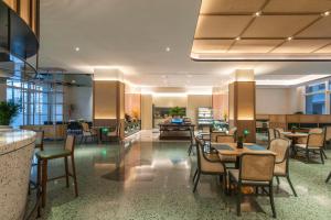 un ristorante con tavoli e sedie e una hall di SSAW Boutique Hotel Zhijiang a Hangzhou