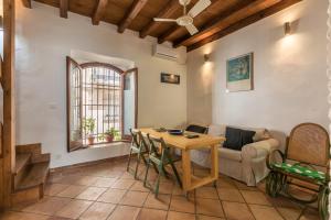 een woonkamer met een tafel en een bank bij La Casa del Alfarero in Sevilla