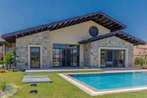 Bazén v ubytování Enjoy playing golf, stay where luxury meets peace. nebo v jeho okolí
