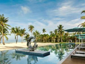 Pullman Maldives Maamutaa - All-Inclusive Resort - 50 percent off Transfers - kids below 12 years old can dine free内部或周边的泳池