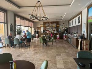 Restaurace v ubytování Enjoy playing golf, stay where luxury meets peace.