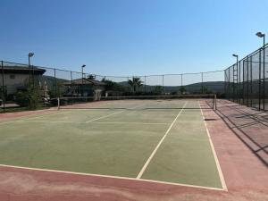 Tenis a/nebo squash v ubytování Enjoy playing golf, stay where luxury meets peace. nebo okolí