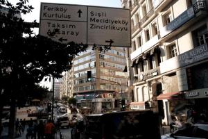 uma rua movimentada da cidade com um semáforo e edifícios em Nişantaşı cadde üzeri.Metro istasyonu 1 dakika em Istambul