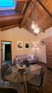 BAITA LOVELY AND CENTRAL SAUZE D'OULX في ساوتسي دو اولكس: غرفة معيشة مع طاولة زجاجية وأريكة