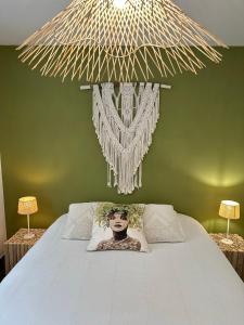 una cama con una foto de un hombre en ella en Villa Couleur Nature en Salazie