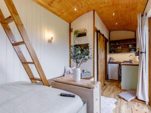 um quarto com uma cama e uma cozinha em Foxglove - Uk37639 em Bradbourne