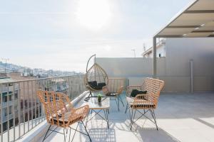 un grupo de sillas y una mesa en el balcón en WYZ Piraeus, en Pireo